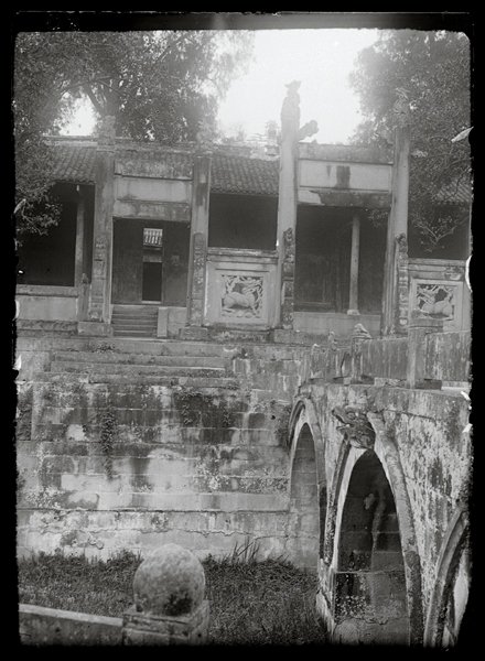 图3 1923年忠州文庙泮池、棂星门及戟门(取自:mission Jean LARTIGUE 1923)