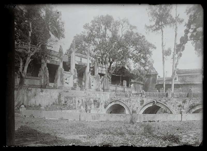 图2 1923年忠州文庙泮池及棂星门(取自:mission Jean LARTIGUE 1923)